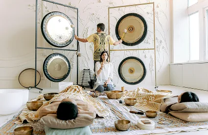 Sesión de terapia de sonido con gongs y cuencos