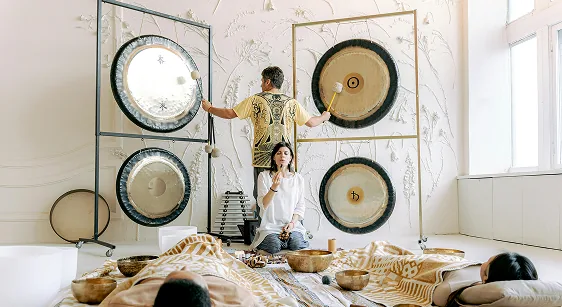 Sesión de terapia de sonido con gongs y cuencos