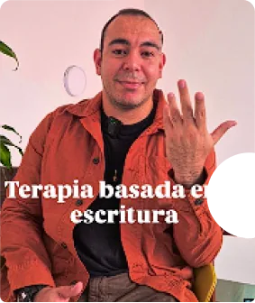 Terapeuta habla sobre la terapia basada en la escritura