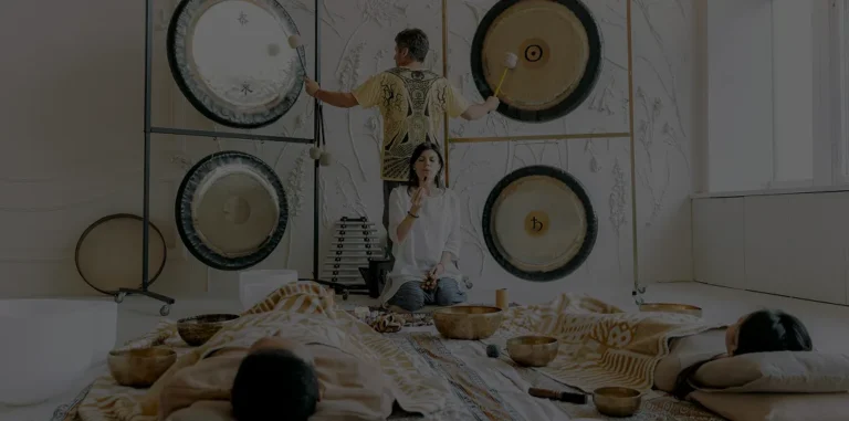 Sala de terapia de sonido con gongs y cuencos tibetanos